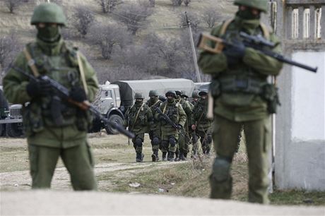 Rutí vojáci nedaleko krymského správního stediska Simferopol.