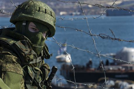 Ruský voják v krymském Sevastopolu.