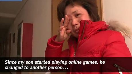 "Kdy mj syn zaal hrt online hry, stal se z nj nkdo jin," ple matka jednoho ze zvislch chlapc.