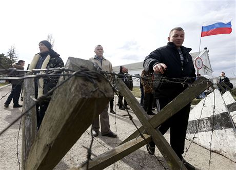 Krymská domobrana poblí ukrajinské vojenské základny v Perevolném.