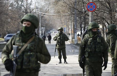 Vojáci steící krymský parlament v Simferopolu.