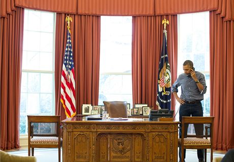 Americký prezident Barack Obama pi telefonátu s Vladimirem Putinem v Oválné pracovn Bílého domu.
