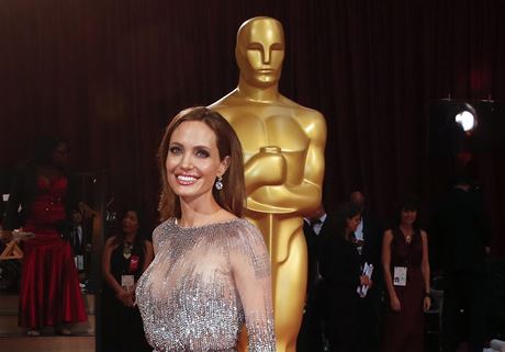 Angelina Jolie pózuje s novým poprsím