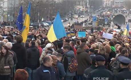 Na Václavském námstí lidé podpoili Ukrajinu demonstrací.