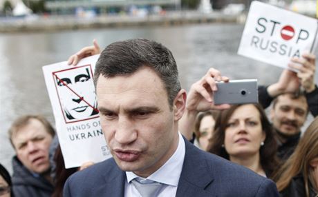 Populární pedák ukrajinské opozice Vitalij Kliko na protiruské demonstraci v Dublinu.