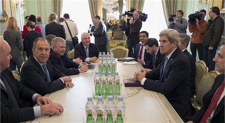 Ministi zahranií John Kerry a Sergej Lavrov pi jednání v Paíi.