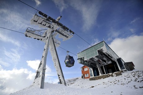 O novou lanovku na Snku, která práv ped týdnem zaala jezdit i na druhém úseku a na vrchol hory, je mezi turisty velký zájem. 