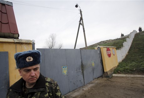 Rusové na Krymu napadli ukrajinské velitelství, kamionem vyrazili vrata