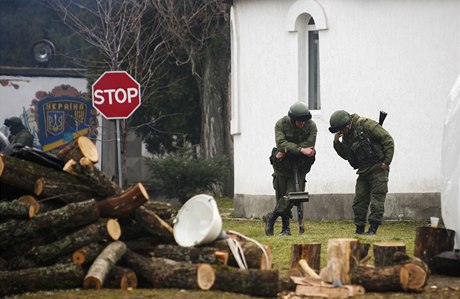 Rutí vojáci se podle ukrajinských médií utáboili nedaleko obce onhar, která leí na jedné z pístupových cest na Krym. 