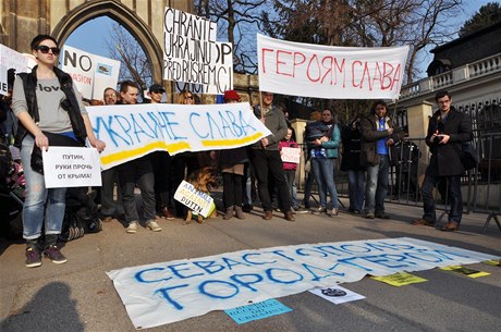 Ped ruským velvyslanectvím v Praze se 2. bezna odpoledne selo nkolik set lidí, aby protestovali proti hrozb ruské vojenské intervence na Ukrajin. 