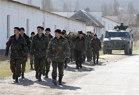 Ukrajintí vojáci jdou po vojenské základn.