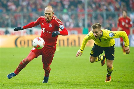 Bayern a Borussia jsou dva největší rivalové Bundesligy posledních let. Na snímku Arjen Robben, pronásledovaný Svenem Benderem z Dortmundu během čtvrtfinále německého poháru letos v únoru.