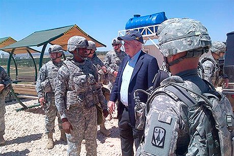 Senátor John McCain s americkými vojáky na základně v jižním Turecku, odkud se vydal na setkání se syrskými povstalci.