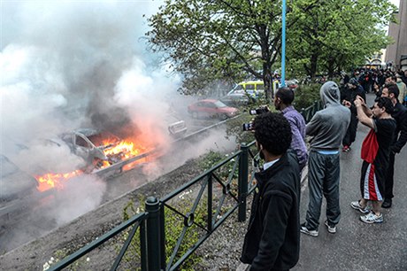 Stovky mladých lidí v uplynulém týdnu zapalovali ve stockholmských pisthovaleckých pedmstích auta a útoili na policii  napíklad 23. kvtna v Rinkeby.
