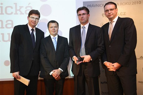 Zástupci společnosti Havel & Holásek, která zvítězila v kategorii Největší právnická firma, s ministrem spravedlnosti Jiřím Pospíšilem (vlevo).