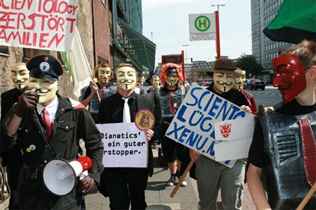 Zprvu se skupina Anonymous omezila na internet, v poslední dob vyli aktivisté do ulic.