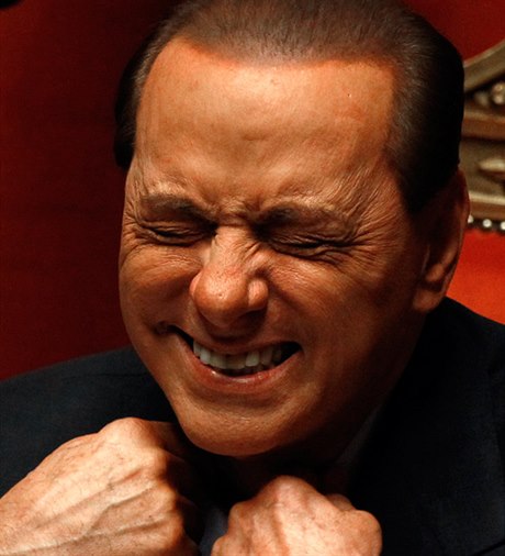 Italská vláda dnes získala důvěru v obou komorách parlamentu, a proto Silvio Berlusconi zůstává i nadále premiérem.