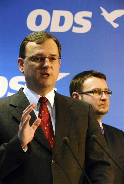 Petr Neas, Pavel Drobil (v pozadí) i ODS mají po provalení skandálu na ministerstvu ivotního prostedí kritický problém.