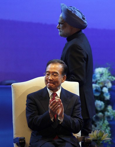 Jsme přátelé, a ne konkurenti, prohlásil čínský premiér Wen Ťia-pao (v popředí) při jednáních se svým indickým protějškem Manmóhanem Singhem.
