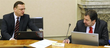 Vláda Petra Nease (ODS, vlevo) se 5.ledna shodla na protikorupní strategii, kterou pipravil ministr vnitra Radek John (Vci veejné).