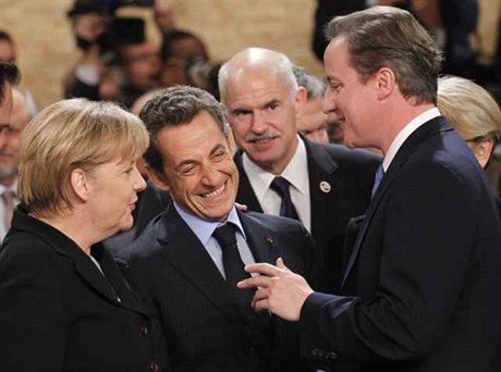 Nmecká kancléka Angela Merkelová, francouzský prezident Nicolas Sarkozy a britský premiér David Cameron ztlesují stedovou pravici, je se pizpsobuje levici.