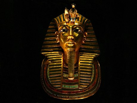 Zlatá Tutanchamonova pohební maska z faraonovy hrobky. Ta byla jedinou nevykradenou z éry slavných panovník starého Egypta a zárove jednou z nejmeních. ást Tutanchamonovy pohební výbavy byla bhem nepokoj v Egypt ukradena.
