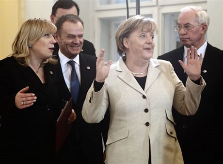 O čem všem se v Bratislavě jednalo? Na snímku zleva slovenská předsedkyně vlády Iveta Radičová, polský šéf vlády Donald Tusk, německá kancléřka Angela Merkelová a ukrajinský premiér Mykola Azarov.