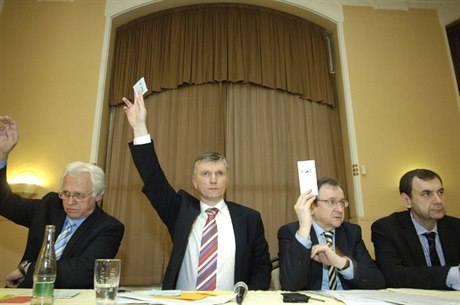 Pro Zdeňka Zajíčka zvedlo ruku 111 členů oblastního sněmu ze 119 přítomných.