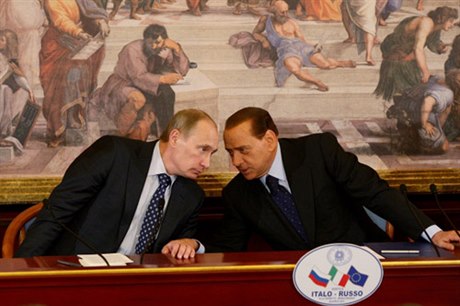 Obchod mezi Eni a Gazpromen zapadá nejen do obecného kontextu velmi dobrých vztahů mezi Kremlem a italským premiérem Silviem Berlusconim, ale i do konkrétní spolupráce mezi těmito dvěma energetickými giganty.