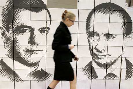 Duo Dmitrij Medvedv  Vladimir Putin momentáln vládne Rusku. Jak si pítí rok rozdlí pozice po prezidentských volbách?