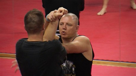 Člověk v prvé řadě bojuje, ale boj musí být pod kontrolou, k tomu dospěl na své cestě Petr „Khru“ Macháček, jedna z nejvýraznějších postav bojového umění v Česku.