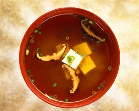 Polévku miso Japonci bn jedí kadý den vtinou k obdu, ale i k snídani.