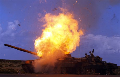 Kaddáfího tanky nemohou odolat spojeneckým náletům, které v Libyi pokračují již třetí den.