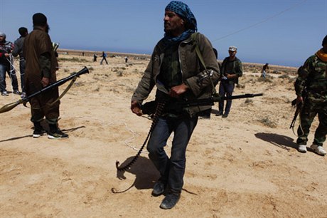 Povstalci v Libyi postupují pouští směrem na západ, na snímku z 28. března jsou zhruba 120 kilometrů východně od Syrty, rodného města Muammara Kaddáfího.
