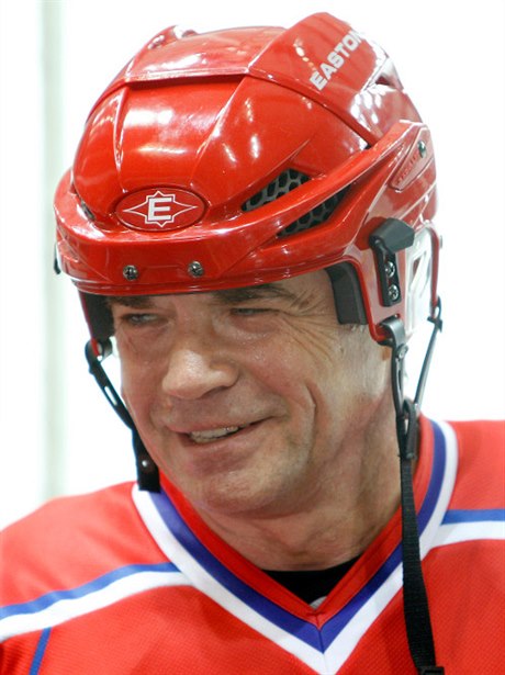 Postarší borec v hokejové výstroji není nikdo jiný než Alexandr Medveděv, viceprezident plynárenského gigantu Gazprom a také šéf Kontinentální hokejové ligy. Kvůli hokeji a charitě přijede 8. dubna do Prahy.