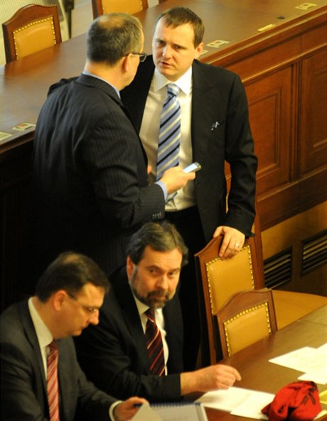 Petr Nečas (první zleva) je křehkým premiérem s křehkou ODS za zády a „oživení“ vlády by dohadoval s „těžkými vahami“: Miroslavem Kalouskem (TOP 09, druhý zprava), Vítem Bártou (VV, první zprava) a Radkem Johnem (VV, druhý zleva).