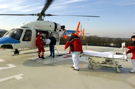 Střešní heliport propojený s operačními sály má v Praze prozatím pouze Ústřední vojenská nemocnice. Od června tomu tak bude i v Motole. Na snímku je příklad fungujícího heliportu v Olomouci.