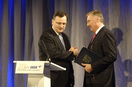 Minulý týden se expremiér Mirek Topolánek (vpravo) bez servítk naváel do Neasovy vlády za koalici s Vcmi veejnými.