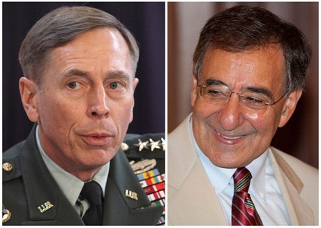 Generál David Petraeus (vlevo) vystřídá ve funkci ředitele CIA Leona Panettu, který míří do čela Pentagonu.