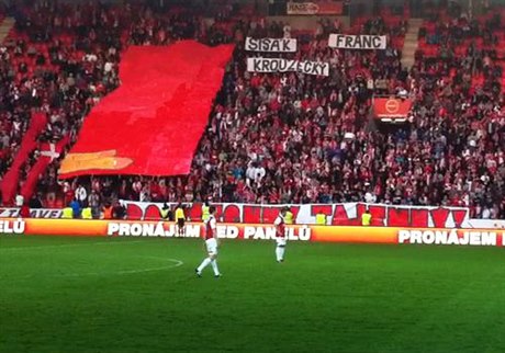 Fanouci Slavie u dali vem tajemným v pozadí svého klubu ervenou kartu. Nyní se chystá udlat poádek ve vrovickém chlív silný investor.