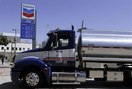 Ceny pohonných hmot stouply v USA na mnoha místech nad magickou hranici ty dolar za galon.