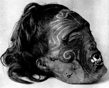 Spirály sloužily Maorům jako podpis, jímž signovali i smlouvy s Brity. Etnologové z lícního tetování rouenské hlavy chtějí rozpoznat oblast, ze které Maor pocházel.