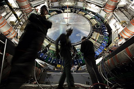 Fyzici v ženevském experimentu ATLAS se Higgsova bosonu, novináři překřtěného na božskou částici, zatím nedočkali. Kdy to přijde, pokud vůbec?