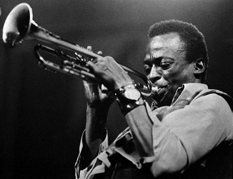Jazz je hlavním píspvkem erného mue k civilizaci bílého mue. Jedním z jeho významných pedstavitel je americký trumpetista, skladatel a vedoucí nkolika jazzových uskupení Miles Davis (19261991).