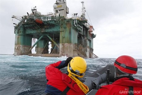 Aktivisté Greenpeace se snaili v dubnu zabránit vyplutí ploiny Leiv Eiriksson z tureckého pístavu.