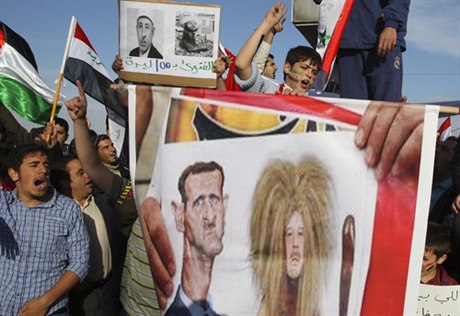 Bašár Asad a Muammar Kaddáfí (na plakátu při protestech v jordánském Ammánu) se nehodlají vzdát moci za žádnou cenu. Jemenský prezident Alí Abdalláh Sálih na určité podmínky svého odchodu již třikrát přistoupil – a pak si to třikrát rozmyslel.