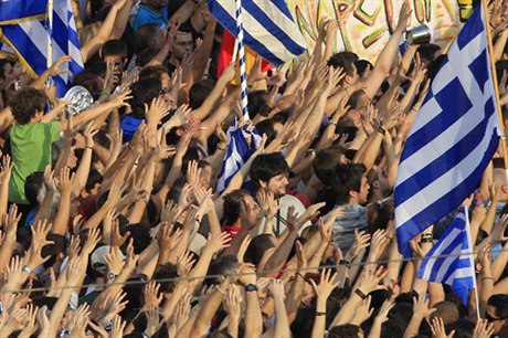 To není zábr z fotbalového stadionu, ale z nedlních protest ped eckým parlamentem v Aténách.