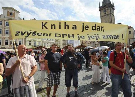 Na demonstraci pod heslem Nezdaujte tení, nezdaujte informace se minulou stedu selo na Staromstském námstí nkolik stovek protestujících.