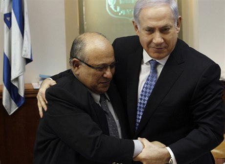 Generál Meir Dagan (vlevo) se dostal do nelibosti izraelského premiéra Bibi Netanjahua kvli nedávným vystoupením na univerzitách v Jeruzalém a v Tel Avivu. Netanjahuovi stoupenci ho za kritiku vládní politiky vi Íránu oznaili za zrádce, sabotéra a g