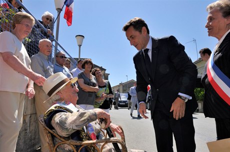Francouzský prezident Nicolas Sarkozy se ve volební kampani v roce 2007 zamil pedevím na starí volie a podbízel se jejich snm, páním, i potlaeným páním. A v podstat to fungovalo. V generaci voli nad 60 let dosáhl výsledku nad 60 procent.